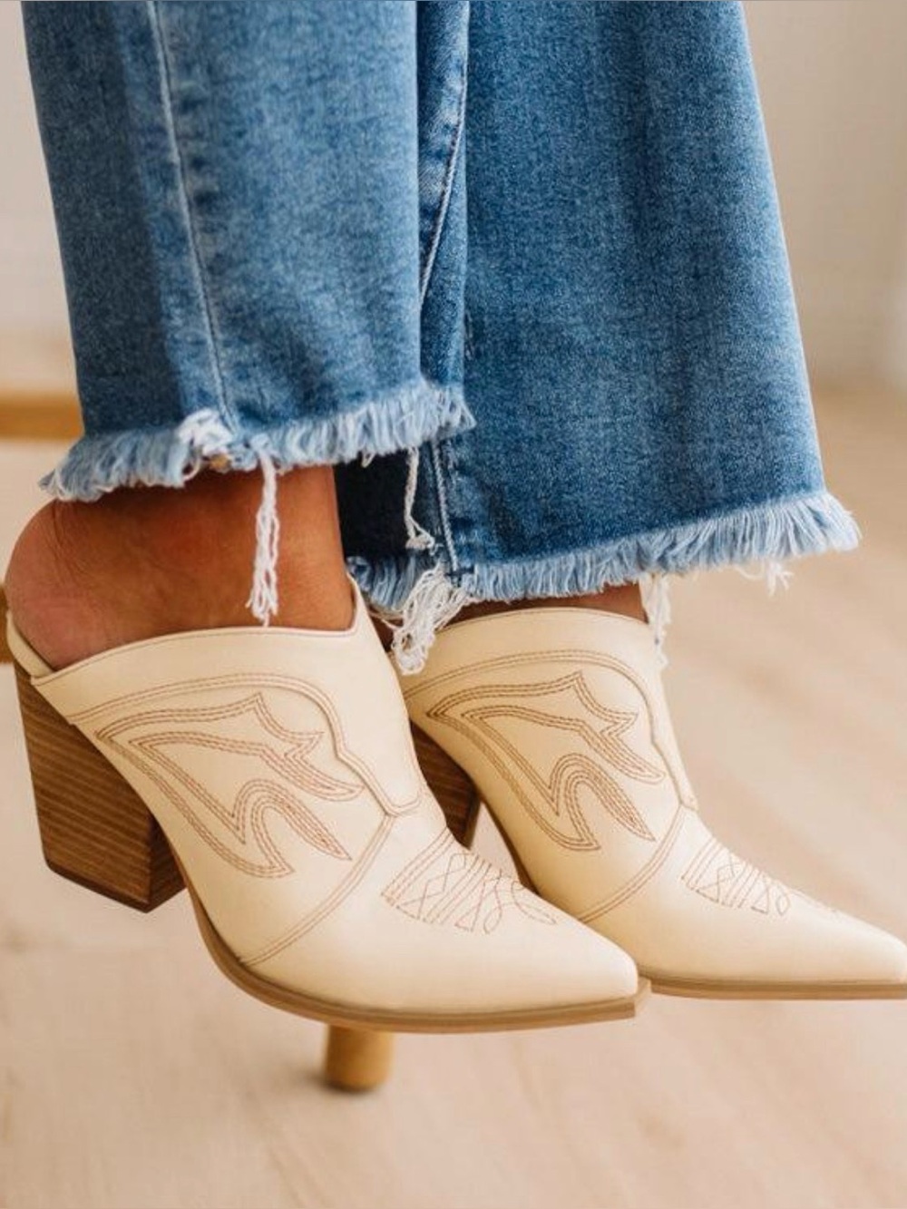 OASIS SOCIETY FRANKIE WESTERN HEELED MULES Cream Western-Style Rodeo Cowgirl 8.5